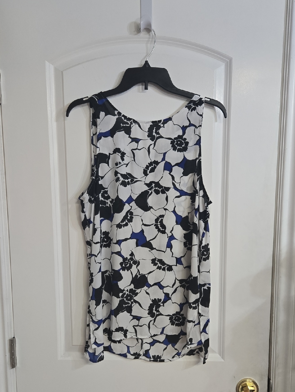 Sleeveless Floral Print Tank Top in White, Black & Blue Who What Wear M⁷